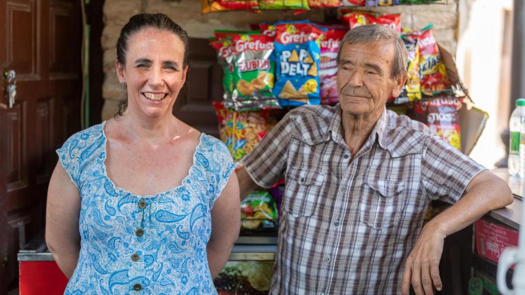 Teresa y Julio posan en su kiosko.