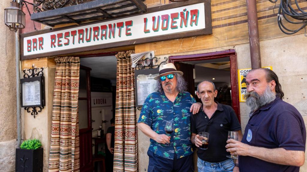 Clientes del restaurante Ludeña.