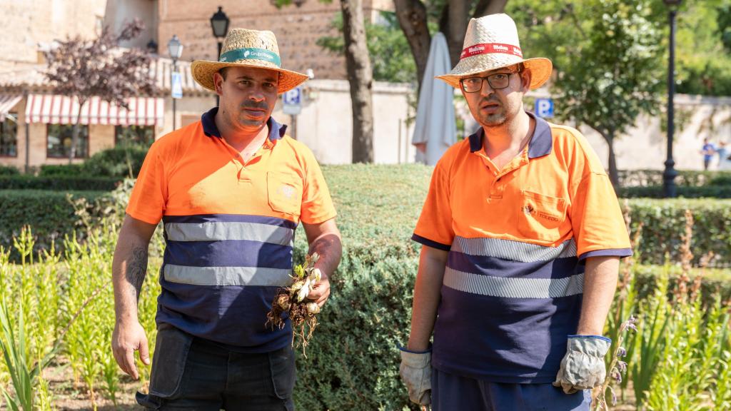 Javier y Jesús posan mientras realizan sus labores de jardinería.