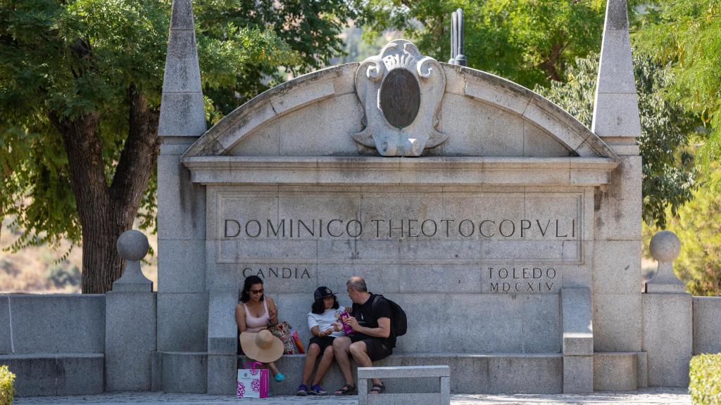 Virginia, su hija y su marido en un rincón de sombra.