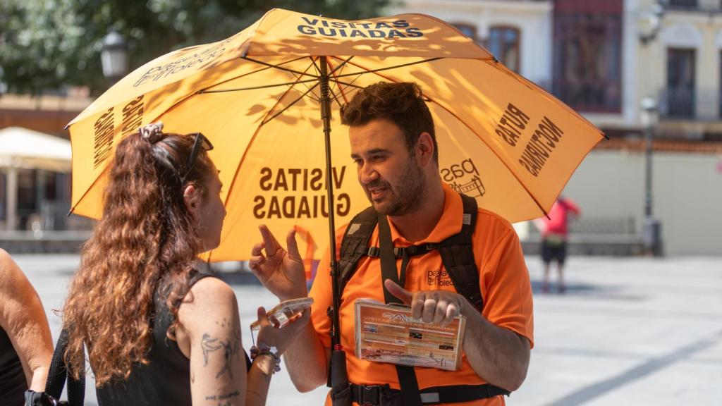 Sergio se protege del sol con un paraguas durante sus visitas guiadas.