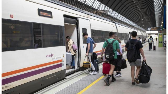 Viajeros suben a un tren de media distancia en la estación de Santa Justa (Sevilla)