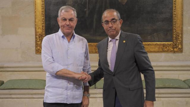 El alcalde de Sevilla, José Luis Sanz, estrecha la mano al rector de la Universidad de Sevilla, Miguel Ángel Castro.