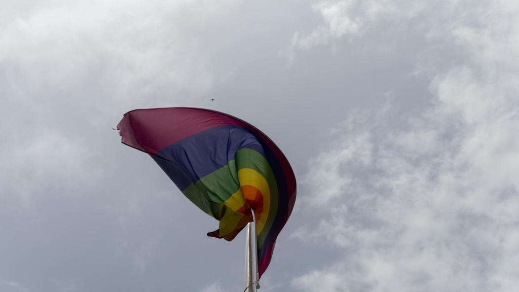 Izada de la bandera LGTBI el pasado Orgullo.