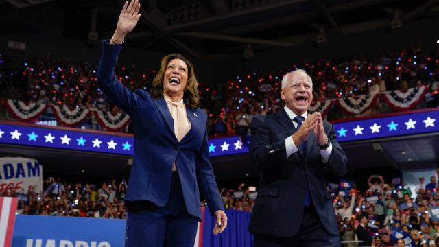 Kamala Harris  junto a su nuevo vicepresidente, el gobernador de Minnesota Tim Walz, en Filadelfia.