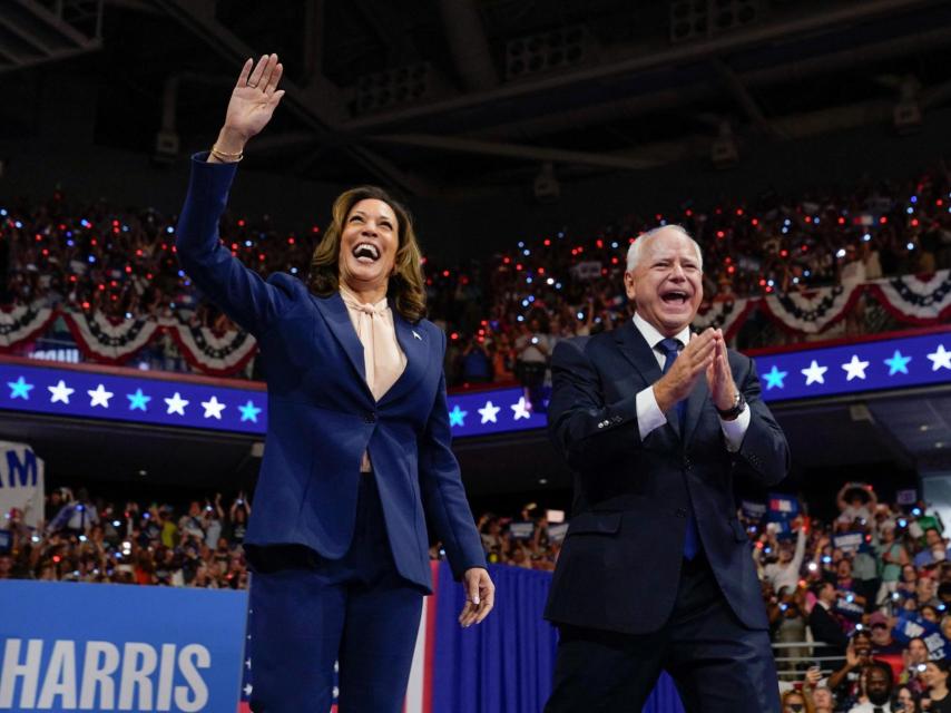 Kamala Harris junto a su compañero de ticket presidencial, el gobernador de Minnesota Tim Walz, en Filadelfia.