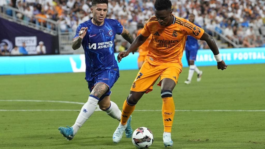 Vinicius Junior disputando un balón con un jugador del Chelsea