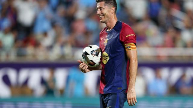 Robert Lewandowski, preparado para lanzar un penalti ante el AC Milan