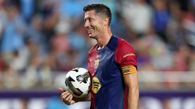 Robert Lewandowski, preparado para lanzar un penalti ante el AC Milan