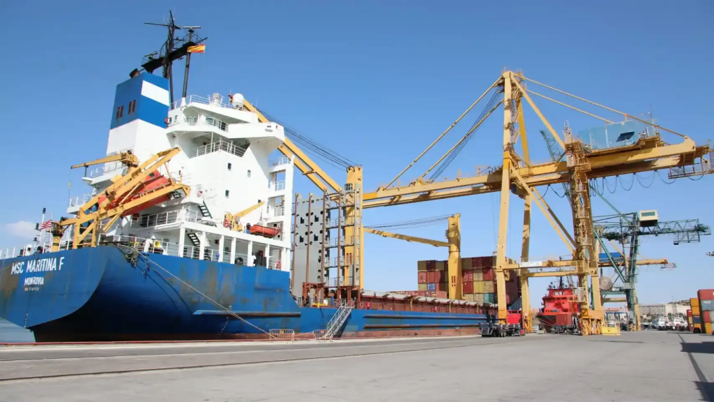 Un buque descarga contenedores en el Puerto de Cartagena.