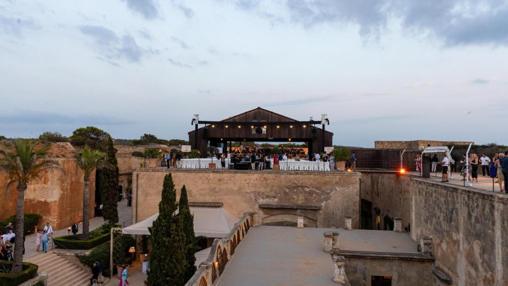 Vista del hotel con el escenario del Festival al fondo. Foto: Cap Rocat