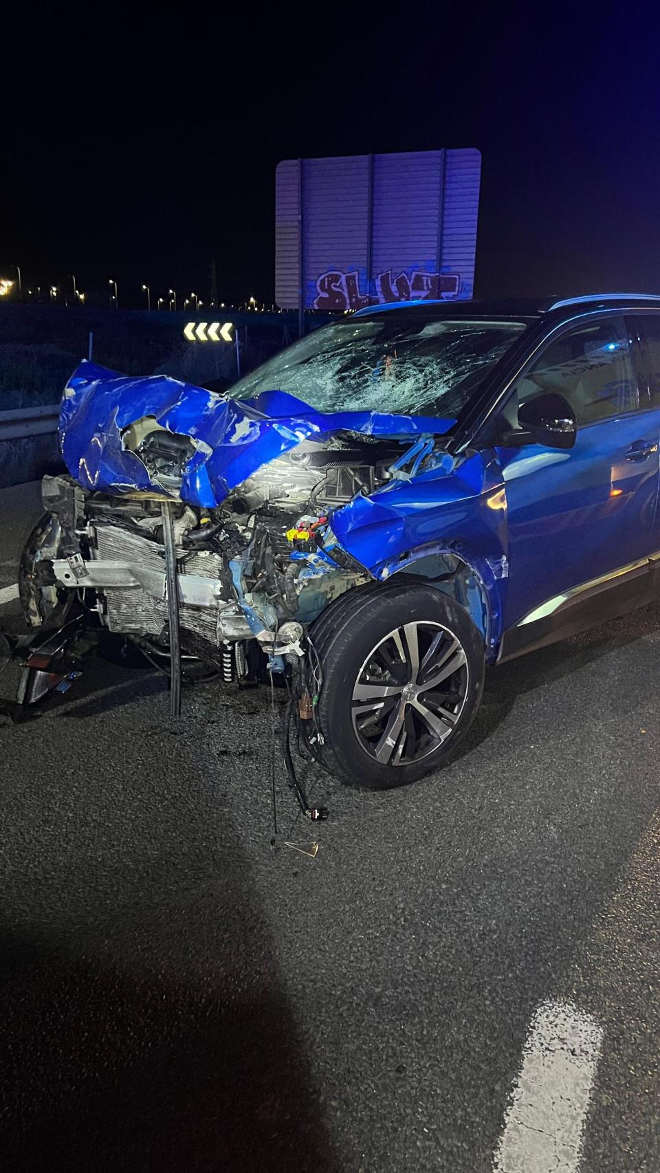 Estado en el que quedó el Peugeot 3008 en el que viajaba una familia tras colisionar contra el kamikaze.