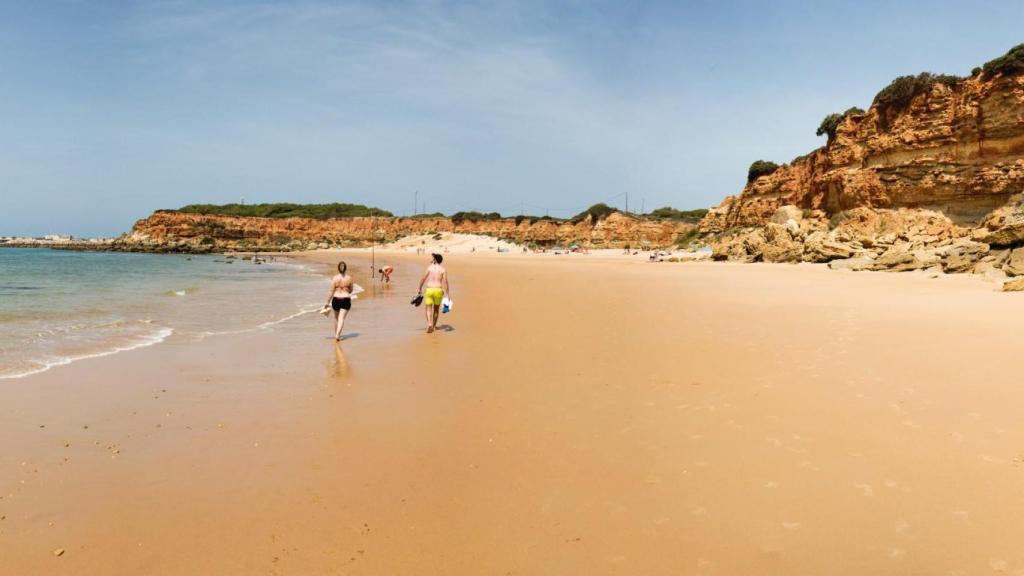 Panorámica de esta cala, uno de los mejores regugios para escapar del levante de Cádiz.