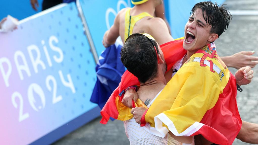 María Pérez abraza a Álvaro Martín tras ganar el oro en la maratón de marcha por relevos mixtos.