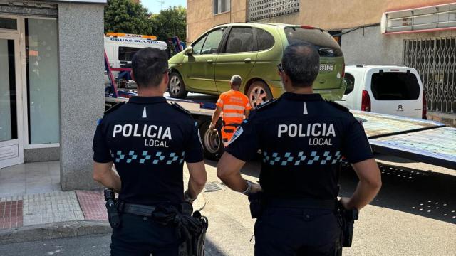 La grúa retira un vehículo abandonado en Azuqueca de Henares.