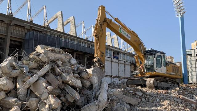 Las máquinas trabajan tanto en el interior como en el exterior del estadio