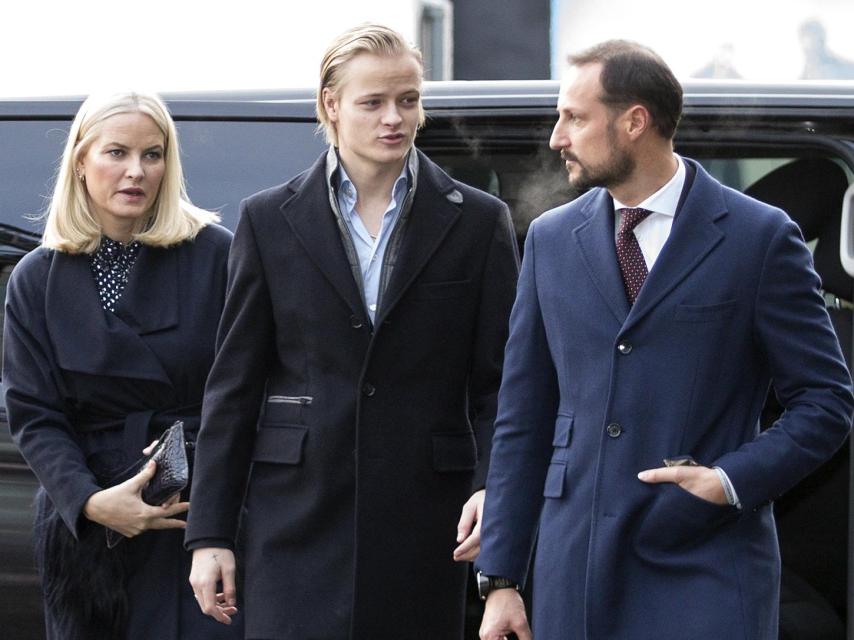 Mette-Marit de Noruega, su hijo, Marius, y el príncipe heredero al trono Haakon.