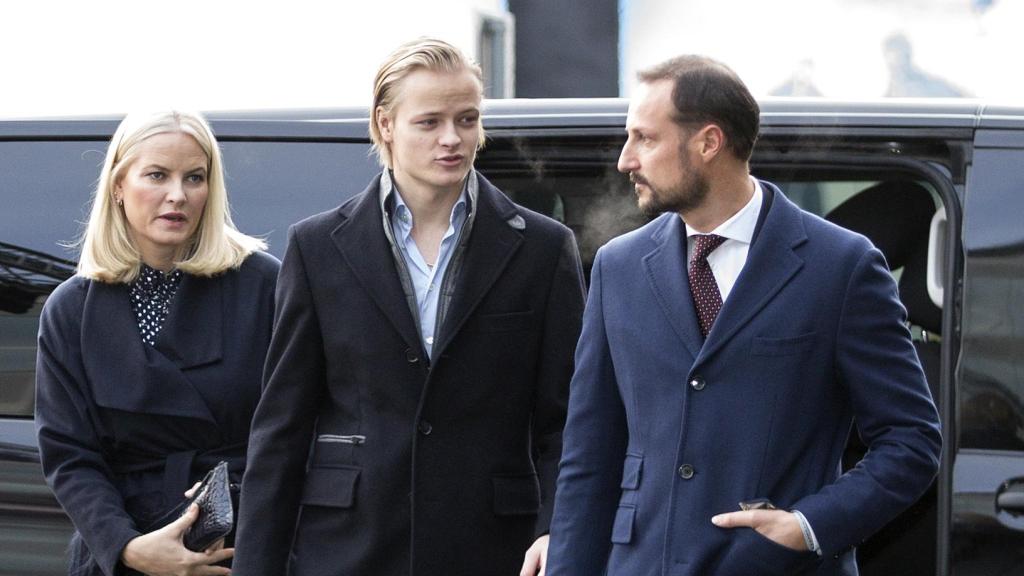 Mette-Marit de Noruega, su hijo, Marius, y el príncipe heredero al trono Haakon.