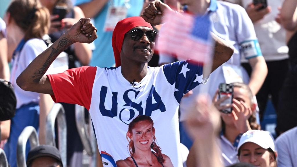 Snoop Dogg, con una camiseta con la cara de la estadounidense de voleibol playa Kelly Cheng