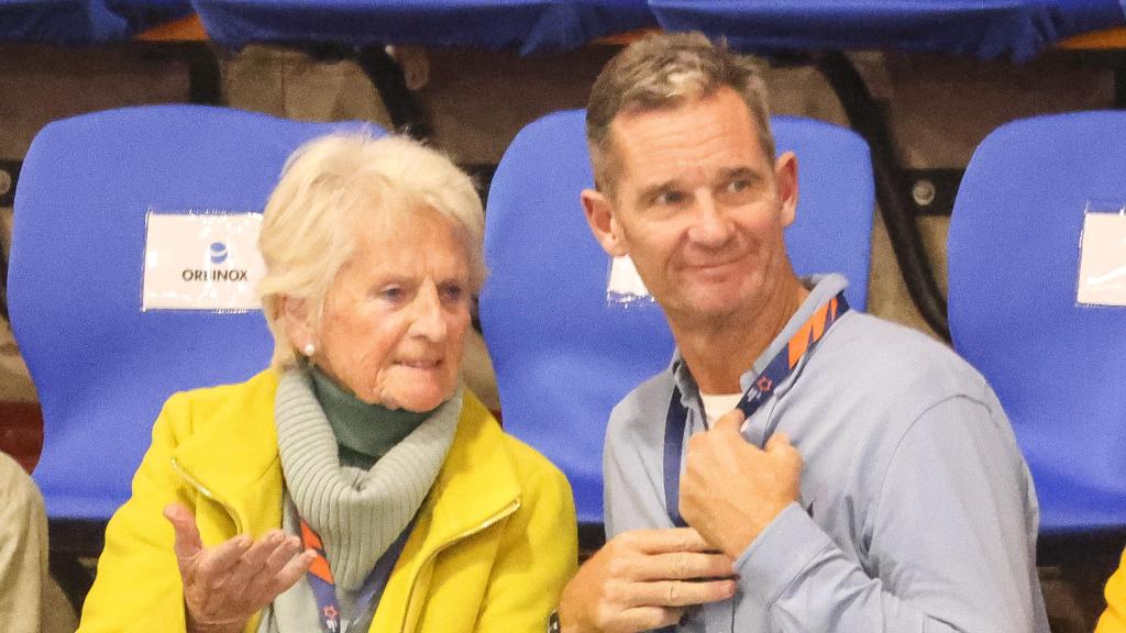 Iñaki junto a su madre, Claire, viendo un partido de Pablo Urdangarin en Vitoria, en 2023.