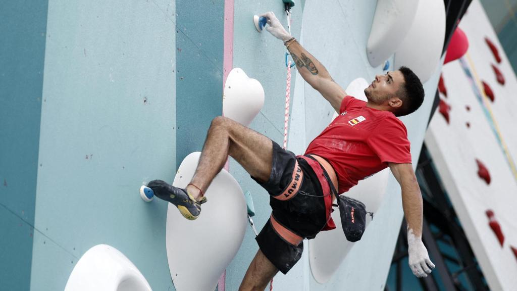 Alberto Ginés, durante la prueba de dificultad de escalada.