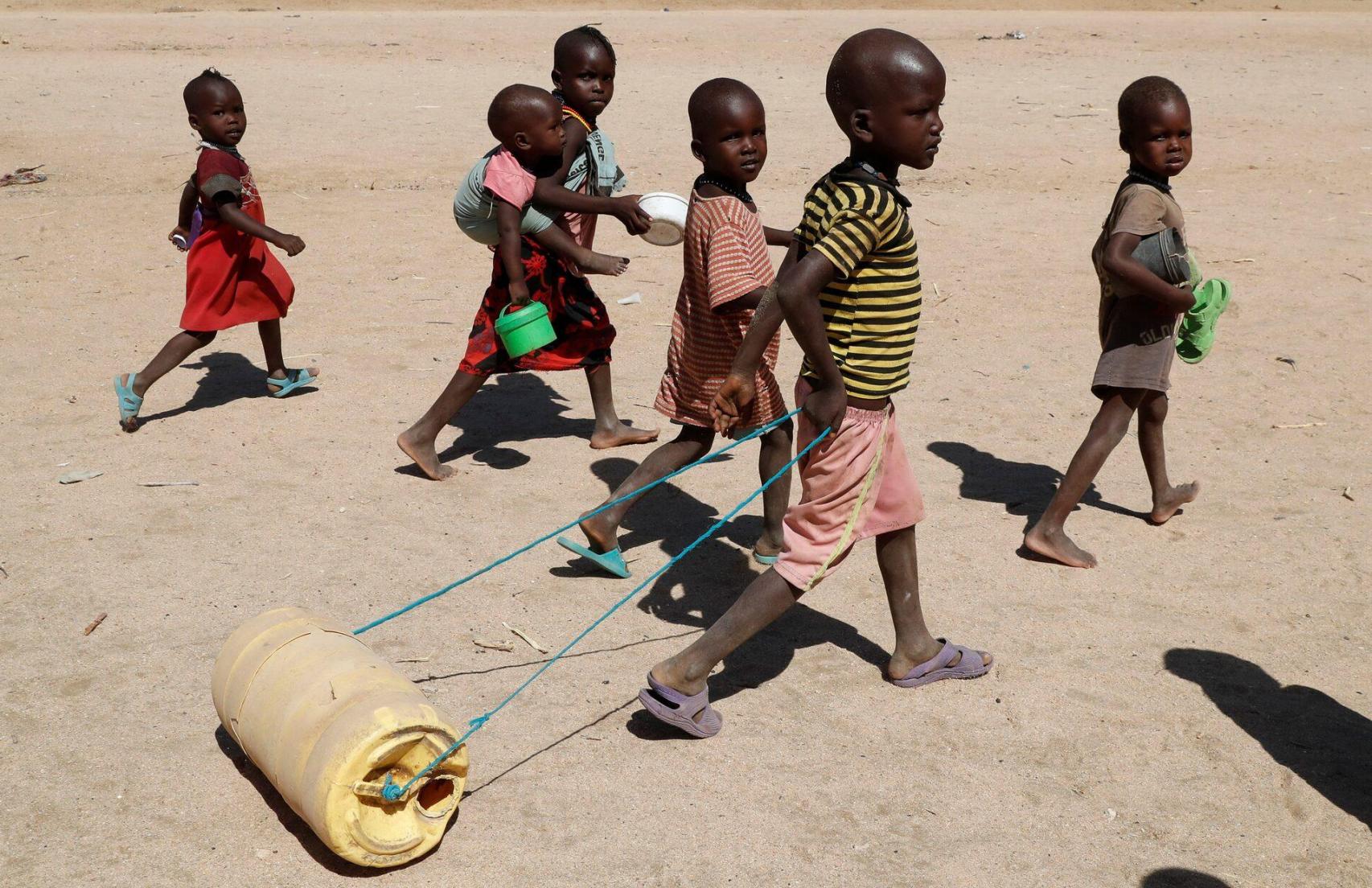 Niños caminando en Kenia.