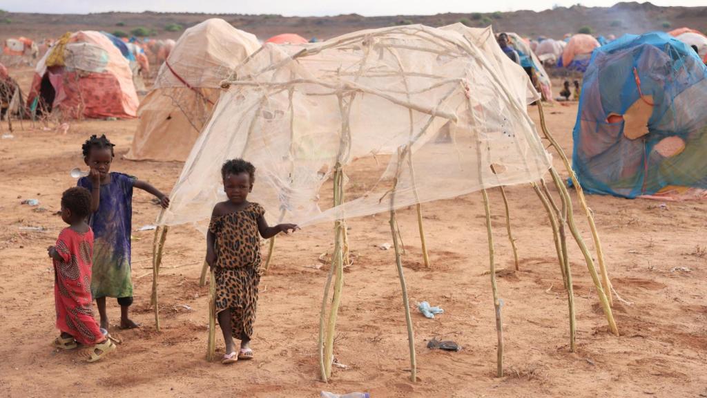 Niños junto a un refugio improvisado en el campamento de Higlo para personas desplazadas por la sequía, en la ciudad de Gode, en la región de Somali, Etiopía.