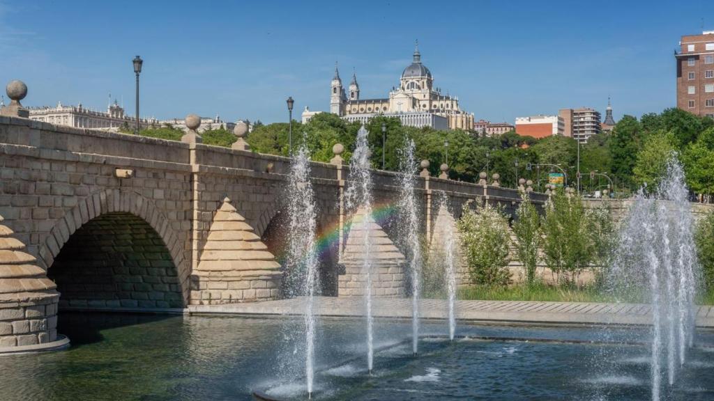 Puente de Segovia y catedral de la Almudena  con el río Manzanares, Madrid.