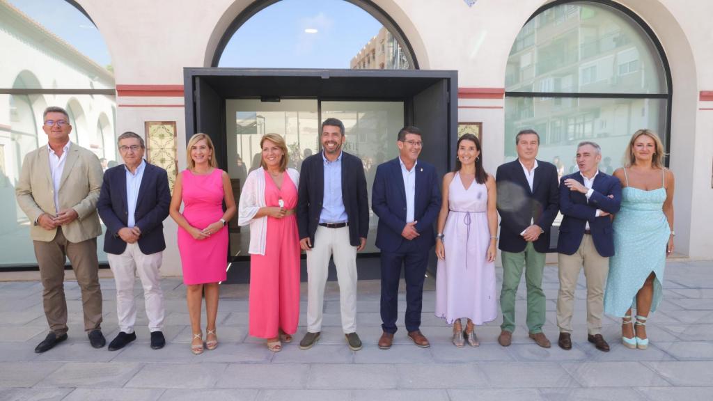 El Gobierno valenciano tras el último pleno celebrado en Ontinyent. EE