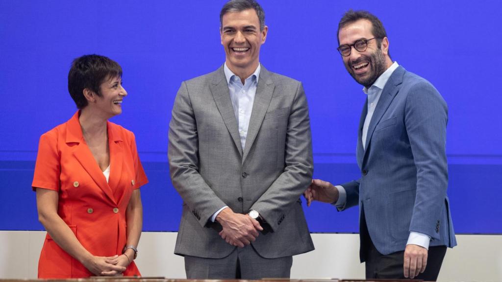 (I-D) La ministra de Vivienda y Agenda Urbana, Isabel Rodríguez; el presidente del Gobierno, Pedro Sánchez, y el ministro de Economía, Comercio y Empresas, Carlos Cuerpo, durante el acto de suscripción de convenios entre el Ministerio de Vivienda y Agenda Urbana, el Ministerio de Economía, Comercio y Empresa y el Instituto de Crédito Oficial (ICO)