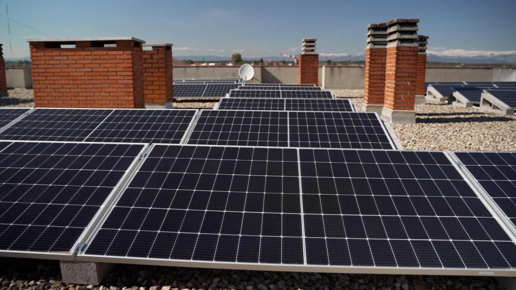 Placas solares instaladas por Iberdrola en el tejado de un edificio residencial.