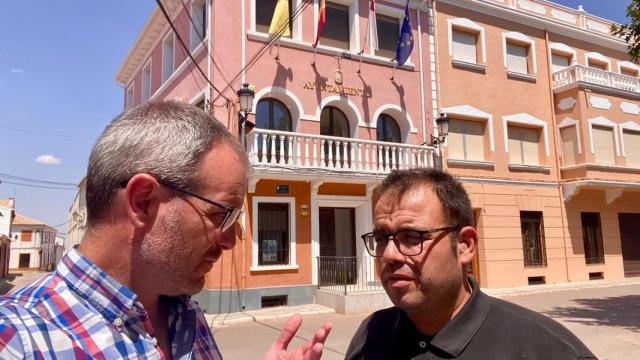 Los 'populares' Cayetano Solana y David Cuesta en Villares del Saz (Cuenca).