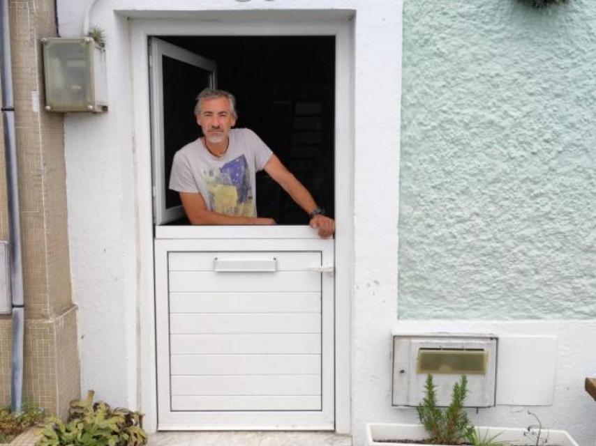 Roberto Rodríguez en su vivienda de As Xubias de Abaixo.