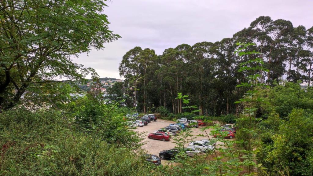 Zona de As Xubias de Arriba donde se derribó un esqueleto de hormigón, ahora con coches y con uso por definir.