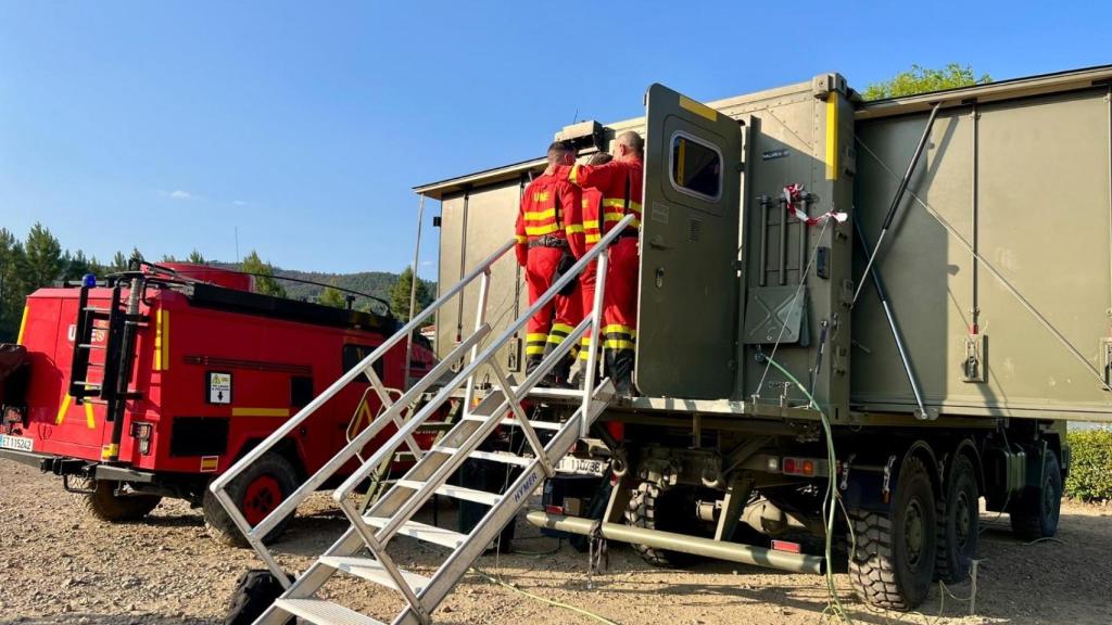 Efectivos de la UME trabajan para perimetrar el incendio de La Jara.