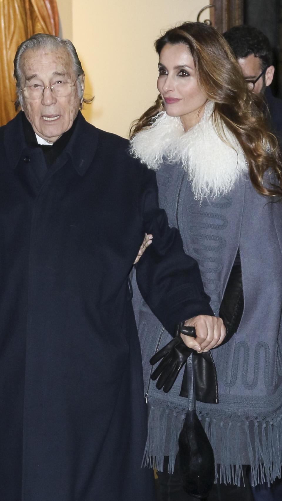 La diseñadora Paloma Cuevas junto a su padre, Victoriano Valencia, en una imagen tomada en enero de 2018, en Madrid.