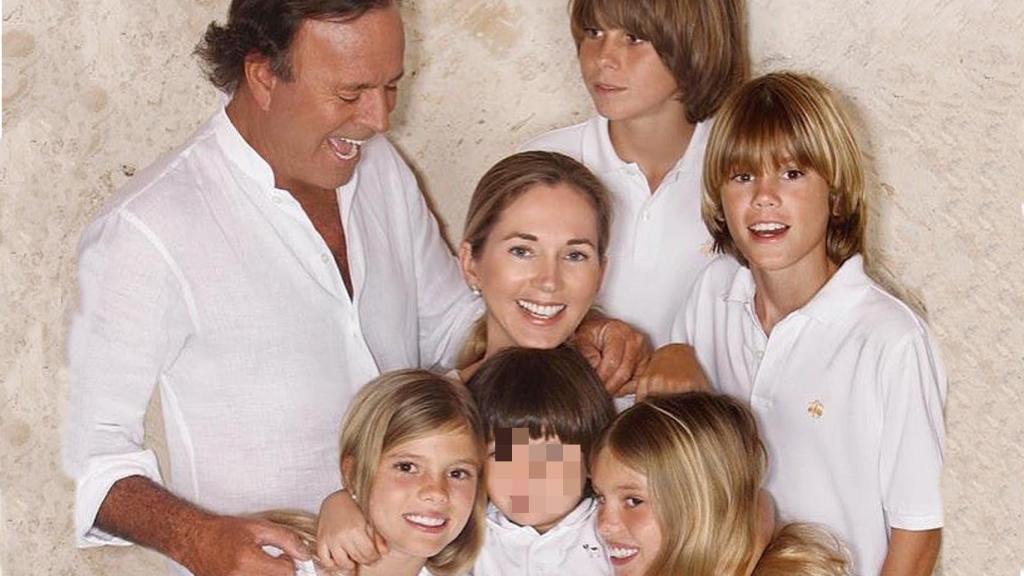 La familia Iglesias Rijnsburger en una imagen compartida por Julio Iglesias.