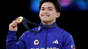 Carlos Yulo, posando con una de sus dos medallas de oro en París 2024