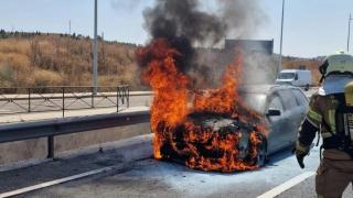 Un coche sale ardiendo y queda carbonizado a la altura de Luz del Tajo en Toledo