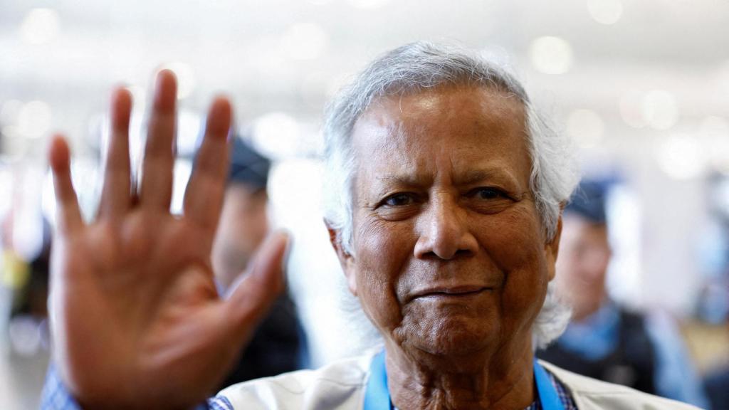 Nobel laureate Muhammad Yunus, who was recommended by Bangladeshi student leaders as the head of the interim government in Bangladesh, waves at Paris Charles de Gaulle airport in Roissy-en-France