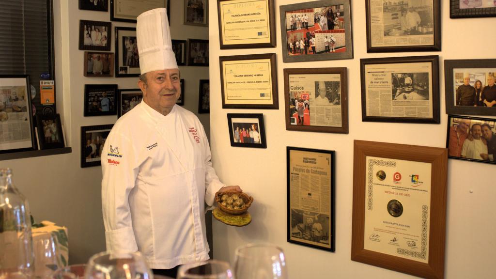 Juan Mari posa frente a algunas fotografías de sus clientes y premios que ha recibido el restaurante.