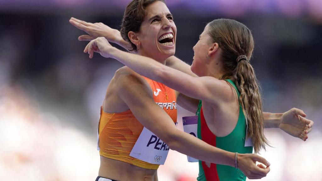 Marta Perez, España; y Salome Afonso, Portugal, tras la primera ronda de 1500m de atletismo