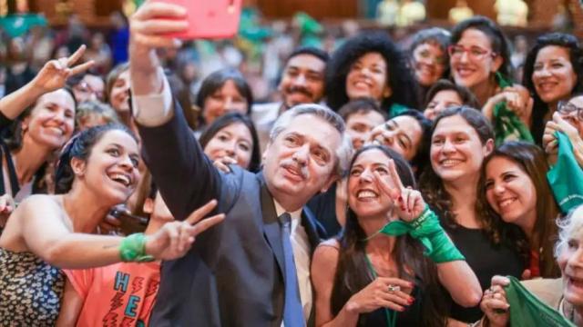 Alberto Fernández con militantes pro aborto legal en la presentación de 'Somos Belén' el 14 de noviembre de 2019.