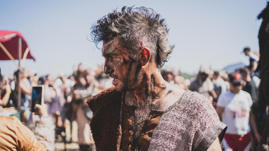 Un joven caracterizado de vikingo participa en la 64 edición de la Romería Vikinga de Catoira, en Galicia.