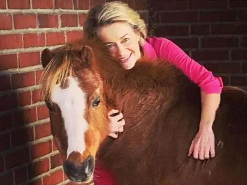 La presidenta de la Comisión Europea, Ursula von der Leyen, junto a su fallecido pony Dolly.