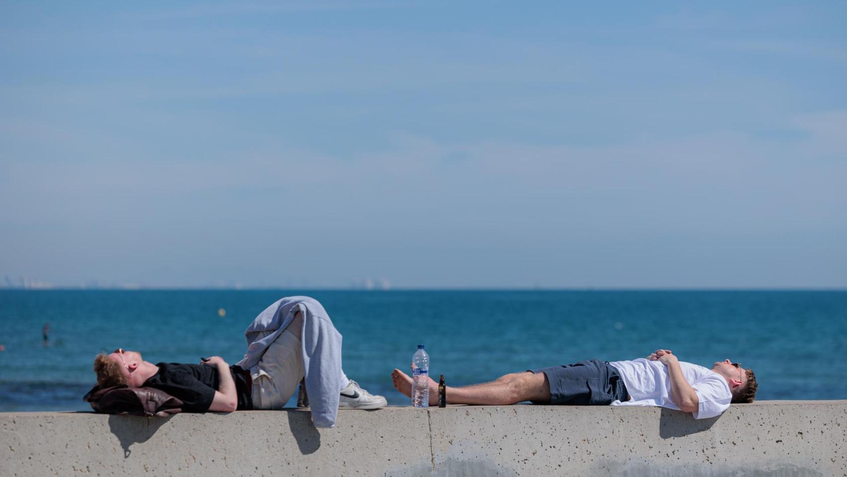 Dos turistas con calor en Alicante.