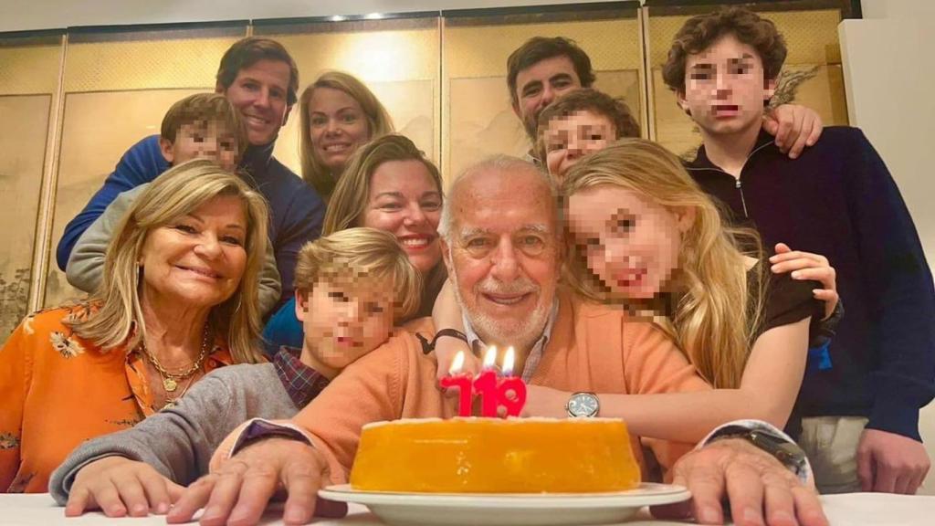 Carlos Goyanes junto a sus hijas y sus nietos.