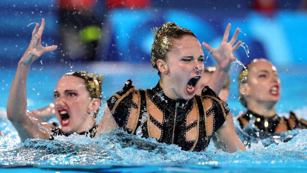 El equipo español de natación artística durante la rutina acrobática en los JJOO de París.