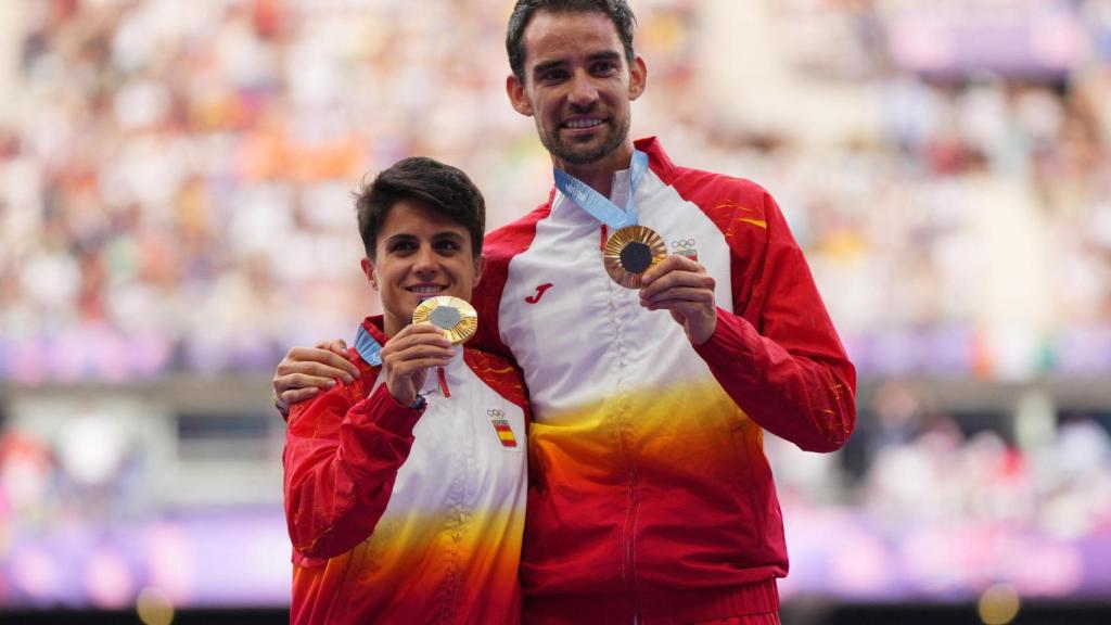 María Pérez y Álvaro Martín con sus medallas de oro en el podium de París 2024