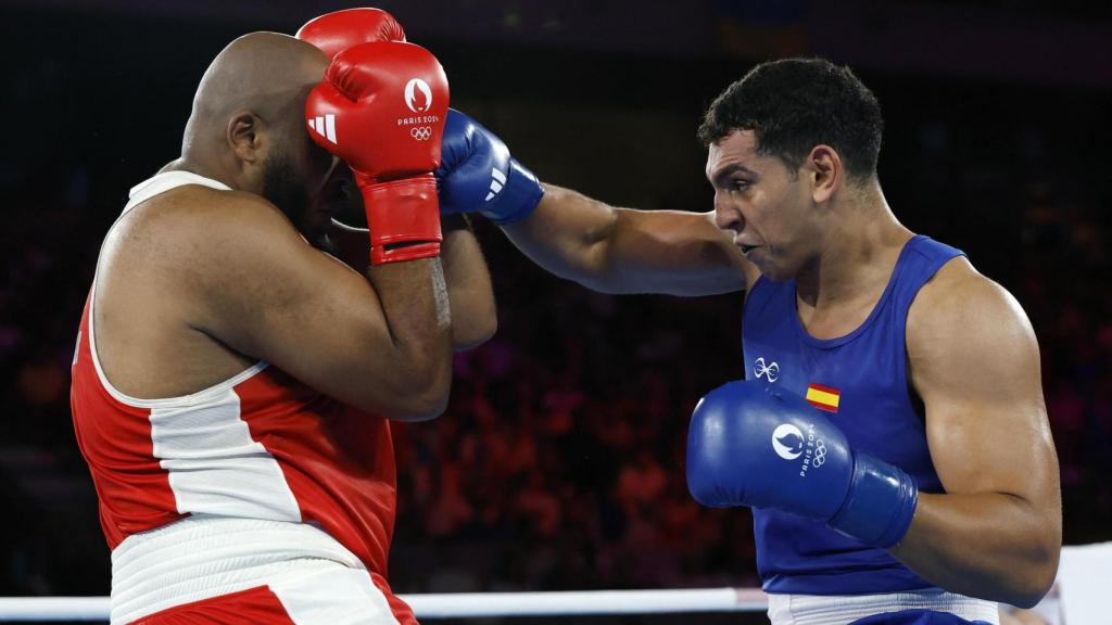 Ayoub Ghadfa golpea a su rival francés en las semifinales de los Juegos Olímpicos.